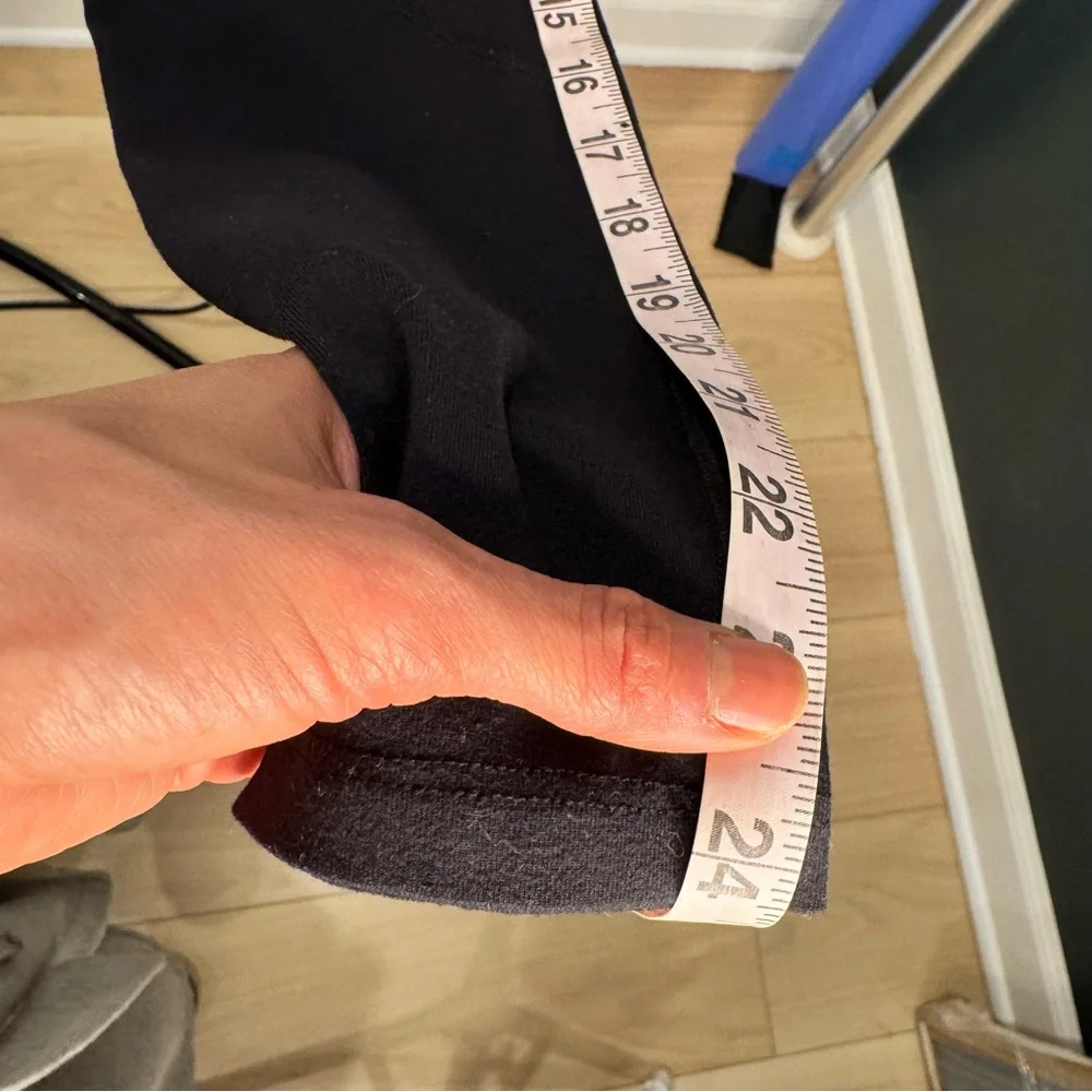 Beyond Yoga Black Leggings Criss Cross Pockets Cross Seams Detail Size Small - Picture 12 of 13